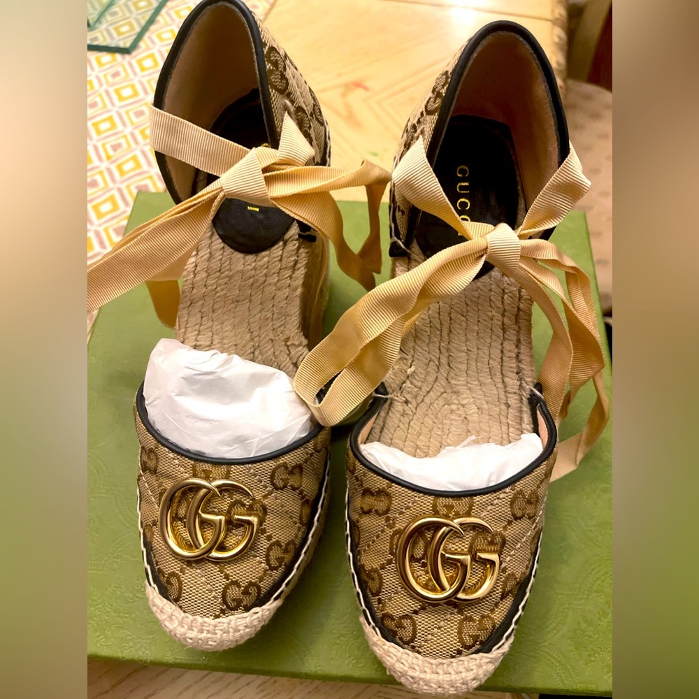 Gucci espadrille with logo.